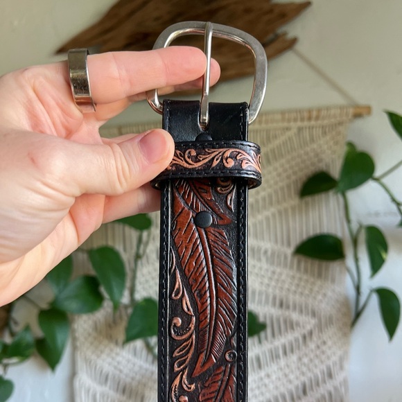 Justin Western Tooled Leather Belt Feather Scroll Design Black Brown Size 46 - Picture 4 of 12